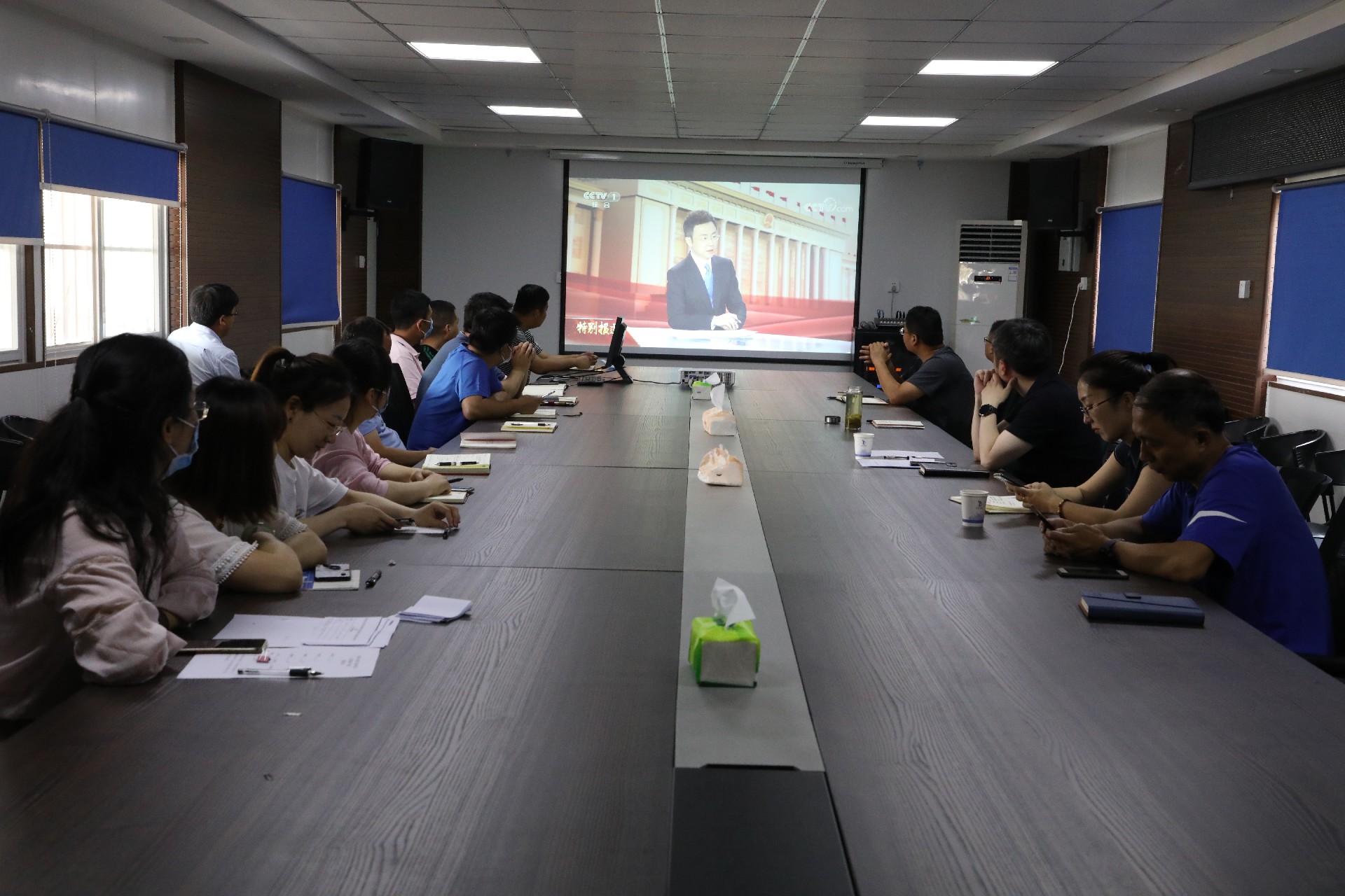 東龍市政黨員職工群眾觀看十三屆全國(guó)人大三次會(huì)議開幕會(huì)直播