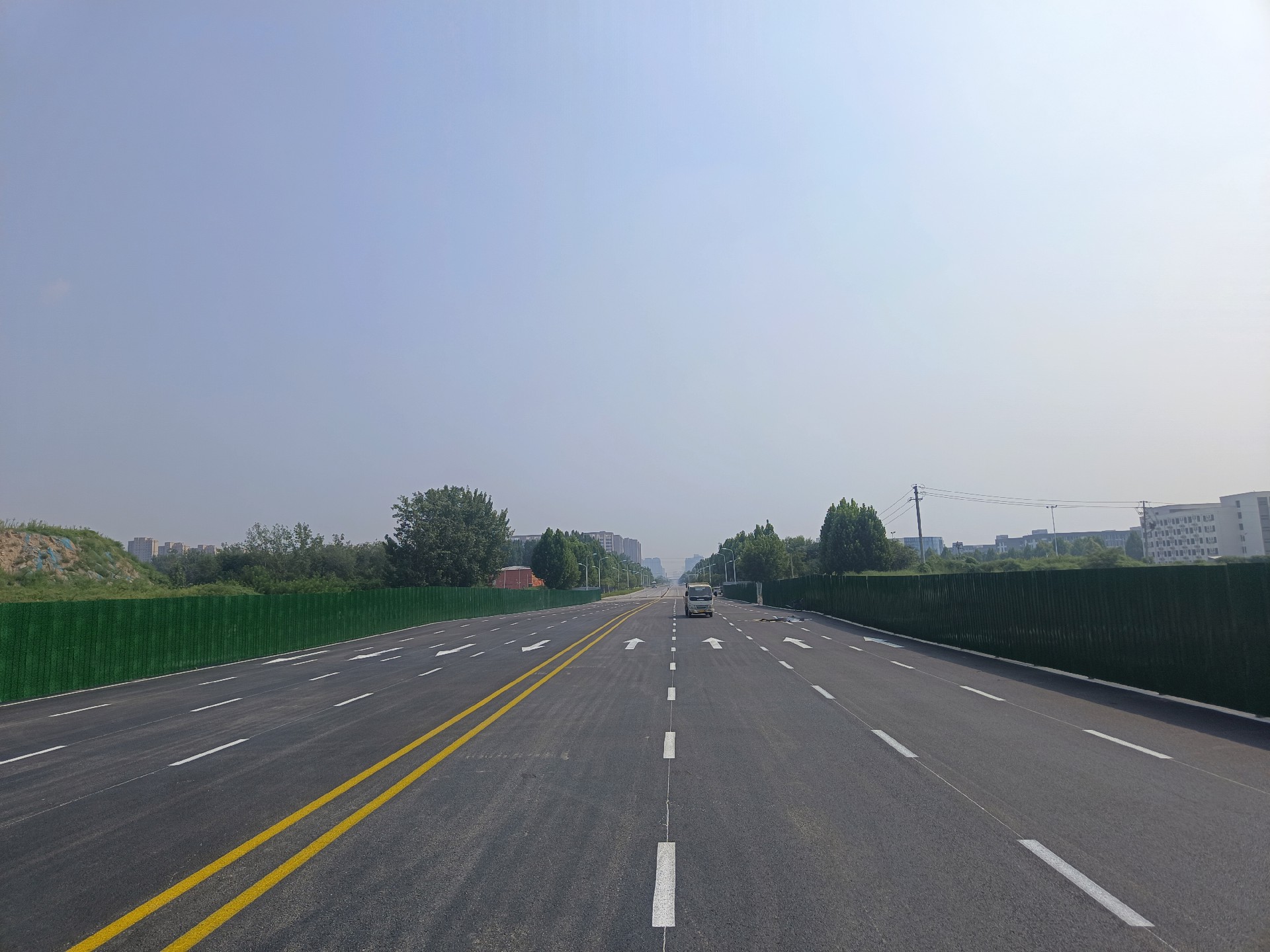 鄭東新區(qū)天府路以東科學(xué)大道雁鳴 路口南北方向地面道路正式開通運行