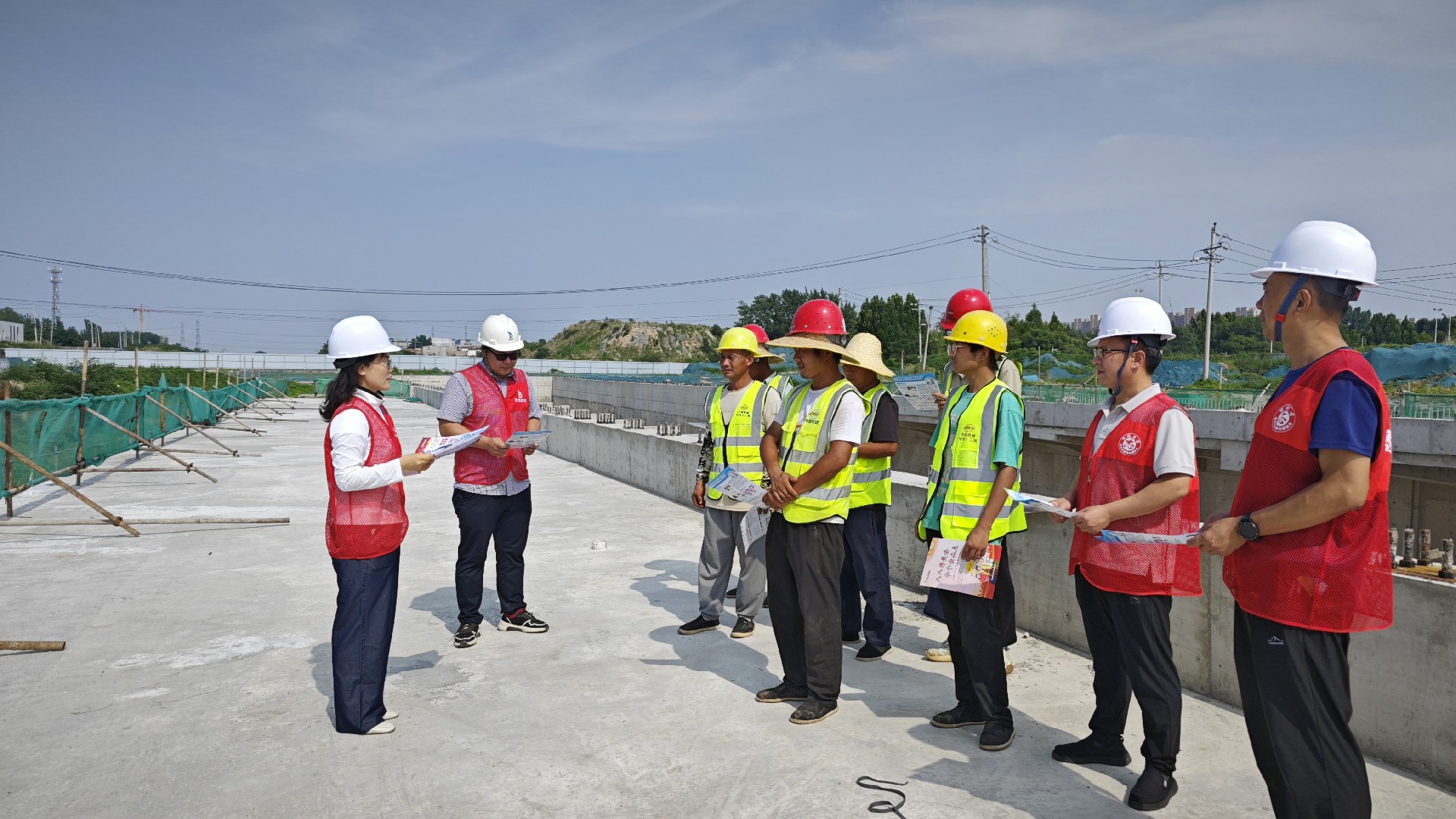 禁毒宣傳進(jìn)工地 共筑全民禁毒防線 | 東龍市政開展禁毒宣傳進(jìn)工地活動